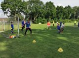 Laatste training S.K.N.W.K. JO9-1 van seizoen 2021-2022 (partijtje tegen de ouders) (50/71)